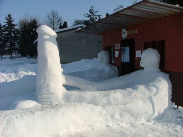peverse Schneeskulpturen