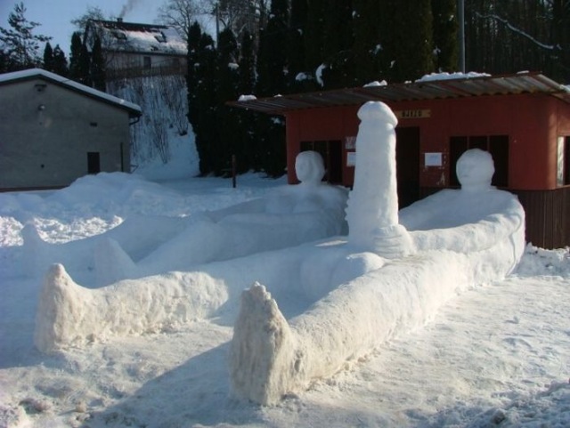 peverse Schneeskulpturen
