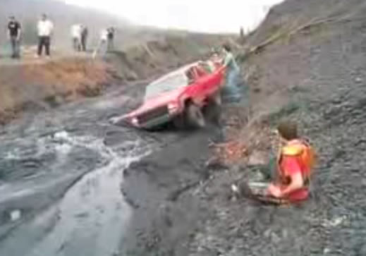 Wie Bekomme Ich Mein Auto Aus Dem Schlamm Auto aus dem Schlamm ziehen - Video auf bildschirmarbeiter.com