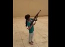 10jährige mit einer AK 47