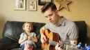 4-Jährige singt mit Papa