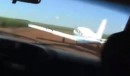 Auto crasht Flugzeug