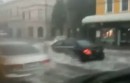 Auto vs. überschwemmte Strasse