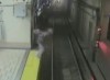 Betrunkene fällt auf  U-Bahngleis