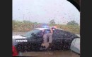 Cop im Autofenster stecken geblieben