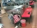 Eltern stecken Kind zum Scherz in Waschmaschine