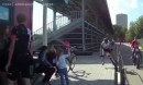 Fahrradfahrer kracht gegen ein Kind!