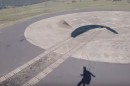 Fallschirmspringer macht Bekanntschaft mit Kängurus