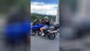 Frau auf einem Motorrad