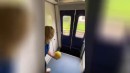 Frau mit Ball im Zug