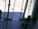 Frau vs. Tür