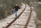 Idiot wird von Zug angefahren