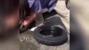 Idiot wechselt Reifen