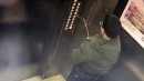 Instant Karma: Pinkeln im Fahrstuhl