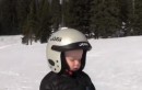 Junge schläft beim Skifahren ein