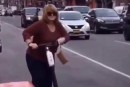 Karen auf E-Scooter