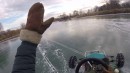 Kartfahren auf einem zugefrorenem Fluss