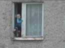Kind am Fenster