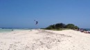 Kiteboarder springt über eine Insel