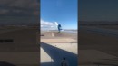 Mann klettert auf Tragflügel