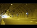 Mit Flugzeug durch einen Tunnel
