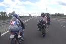 Motorradposer fällt
