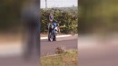 Motorradstunt mit Flip Flops