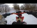 Motrrad fahren über zugefrorenen Fluss