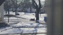 Nachbar und Schnee schippen