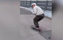 Opa auf Skateboard