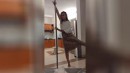 Pole-Dance-Stange im Wohnzimmer