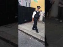 Polizist am Tanzen