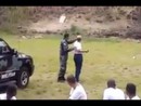 Polizistin wirft Granate