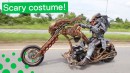 Predator auf Motorrad
