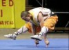 Shaolin-Mönch balanciert auf 2 Fingern