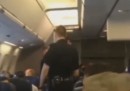 Singende Frau wird aus einem Flugzeug entfernt