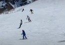 Skifahrer macht den Vogel