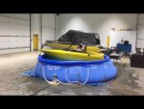Spass mit Boot in einer Garage
