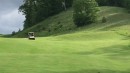 Sprung mit Golfcart