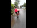 Teamwork auf einem Fahrrad