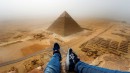 Tourist erklimmt die Pyramide von Gizeh