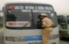 Vietnamesischer Cop vs. Bus