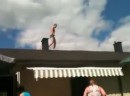 Vom Dach in den Pool
