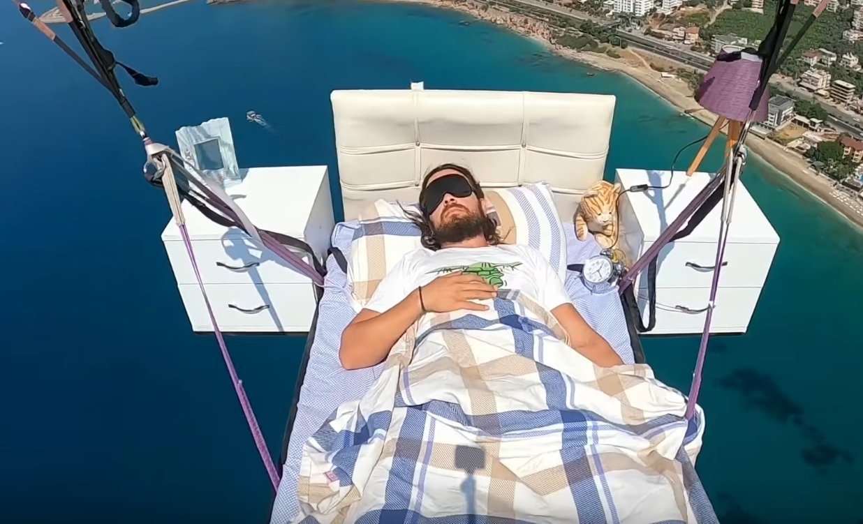 Flying Bedroom Video auf