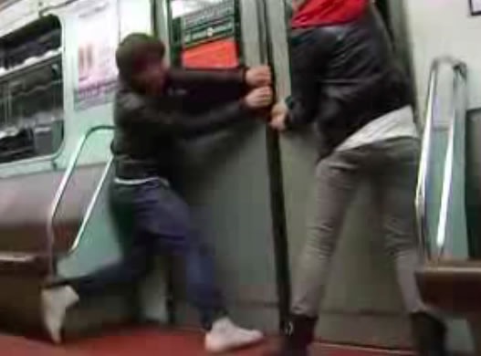 Idioten in der U-Bahn - Video auf bildschirmarbeiter.com