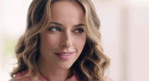 auf die Lippe beißen