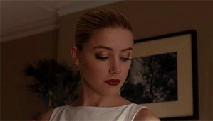 auf die Lippe beißen