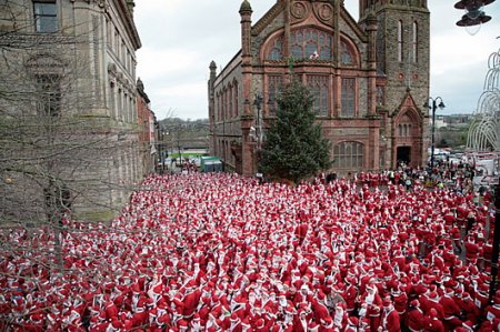 Aufmarsch der Weihanchtsmänner