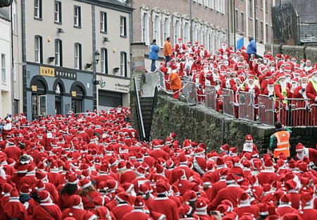 Aufmarsch der Weihanchtsmänner