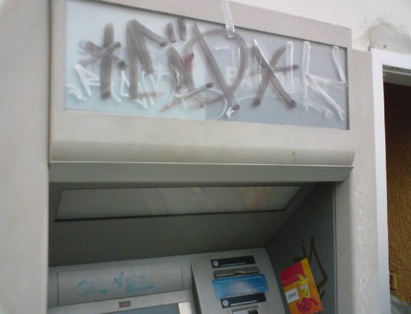 manipulierter Geldautomat